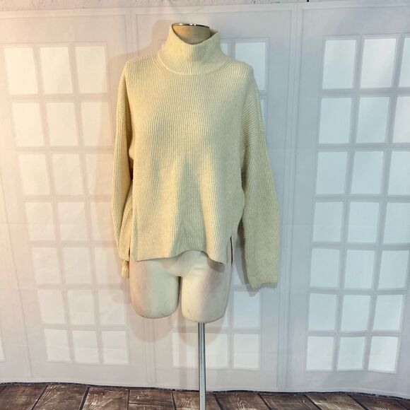 Abercrombie & Fitch Ivory Funnel Neck Ribbed Knit Pullover Sweater Size Medium - Picture 1 of 9